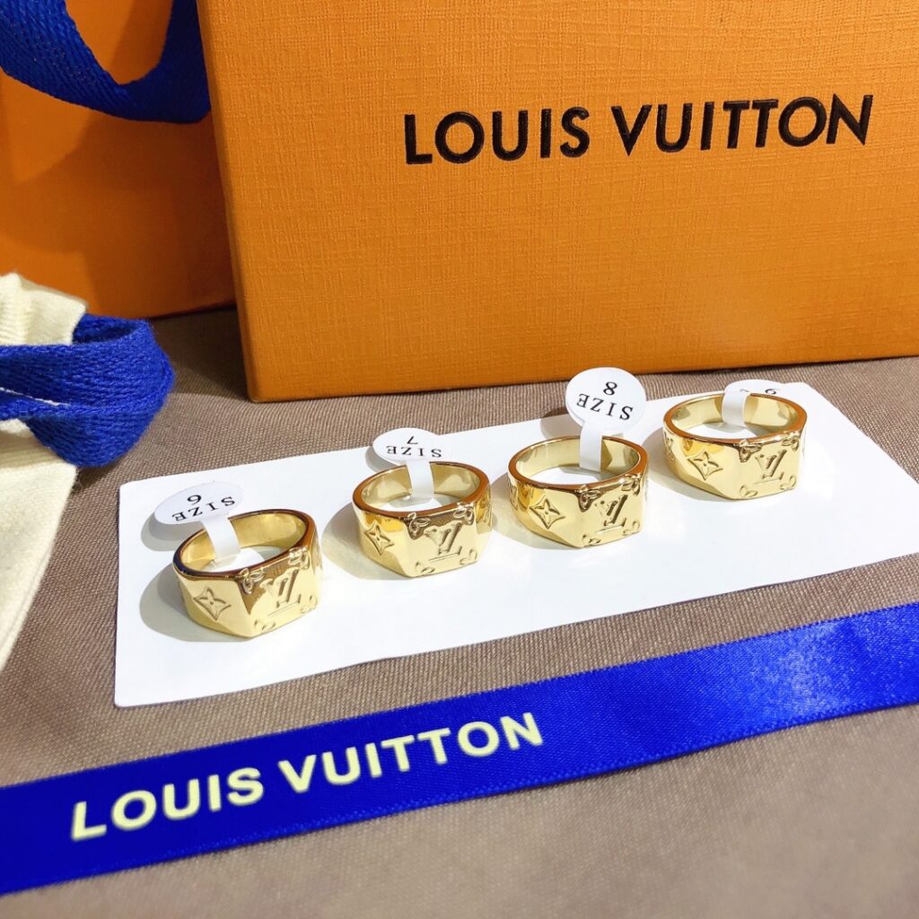 Designer J067 Ring editorial product context 3