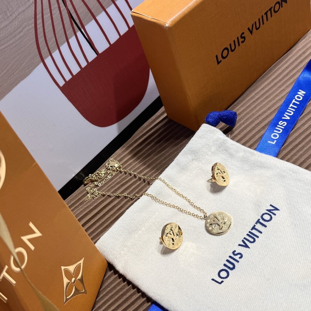 Designer Necklace editorial product context 3