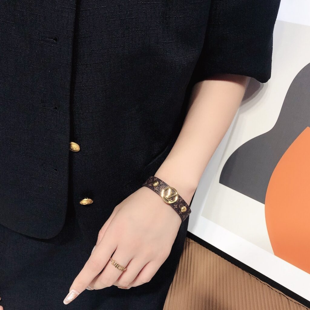 Designer S324 Ring editorial product context 2