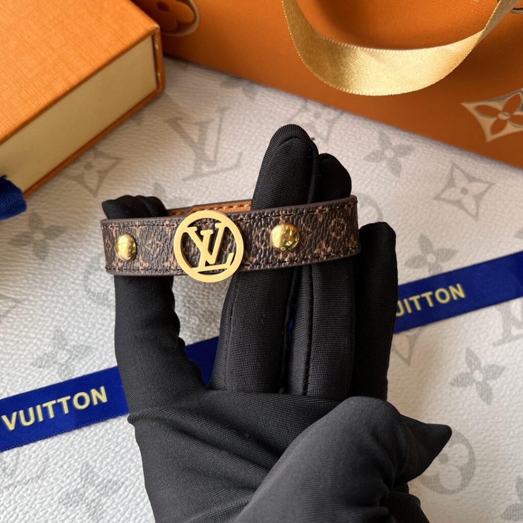 Designer S324 Ring editorial product context 1