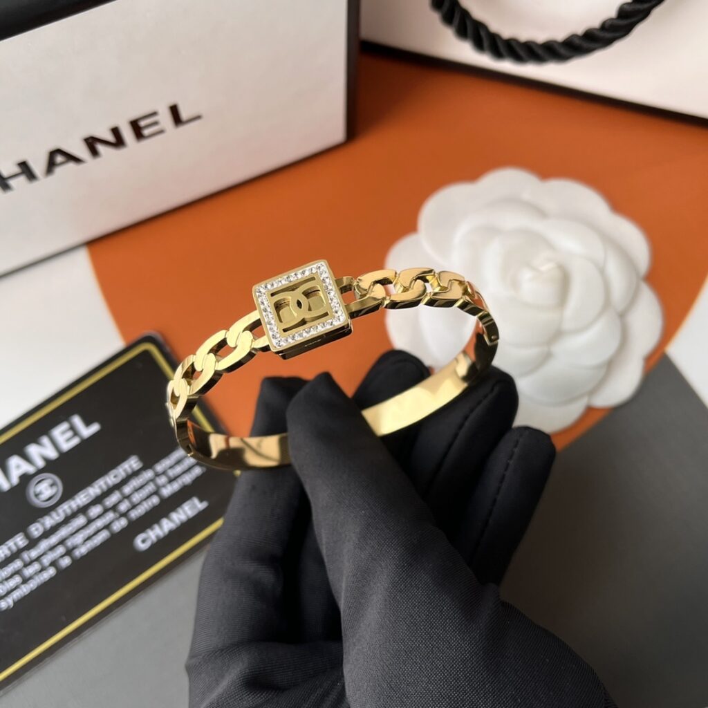 Designer S325 Ring editorial product context 1