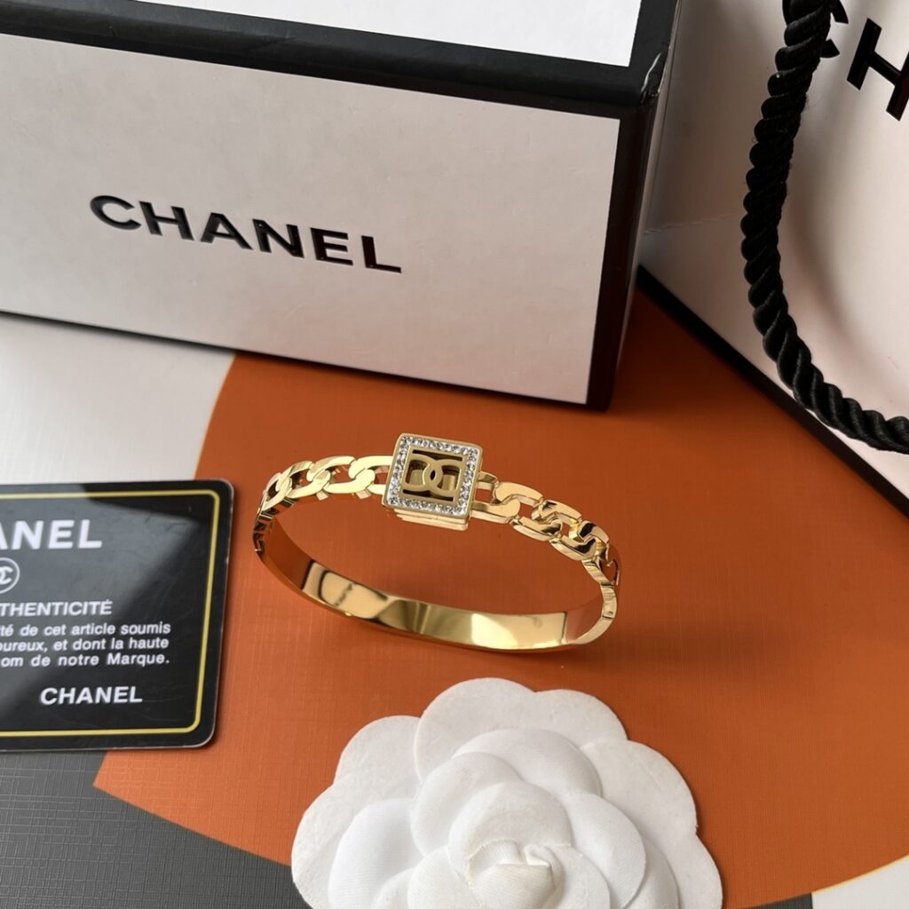 Designer S325 Ring editorial product context 3