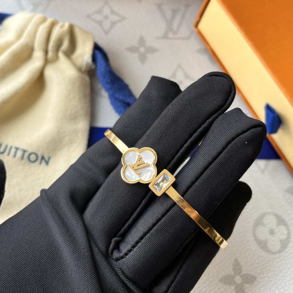 Designer S334 Ring editorial product context 1