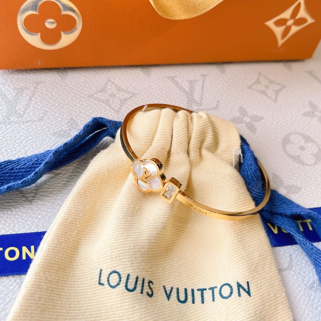 Designer S334 Ring editorial product context 3