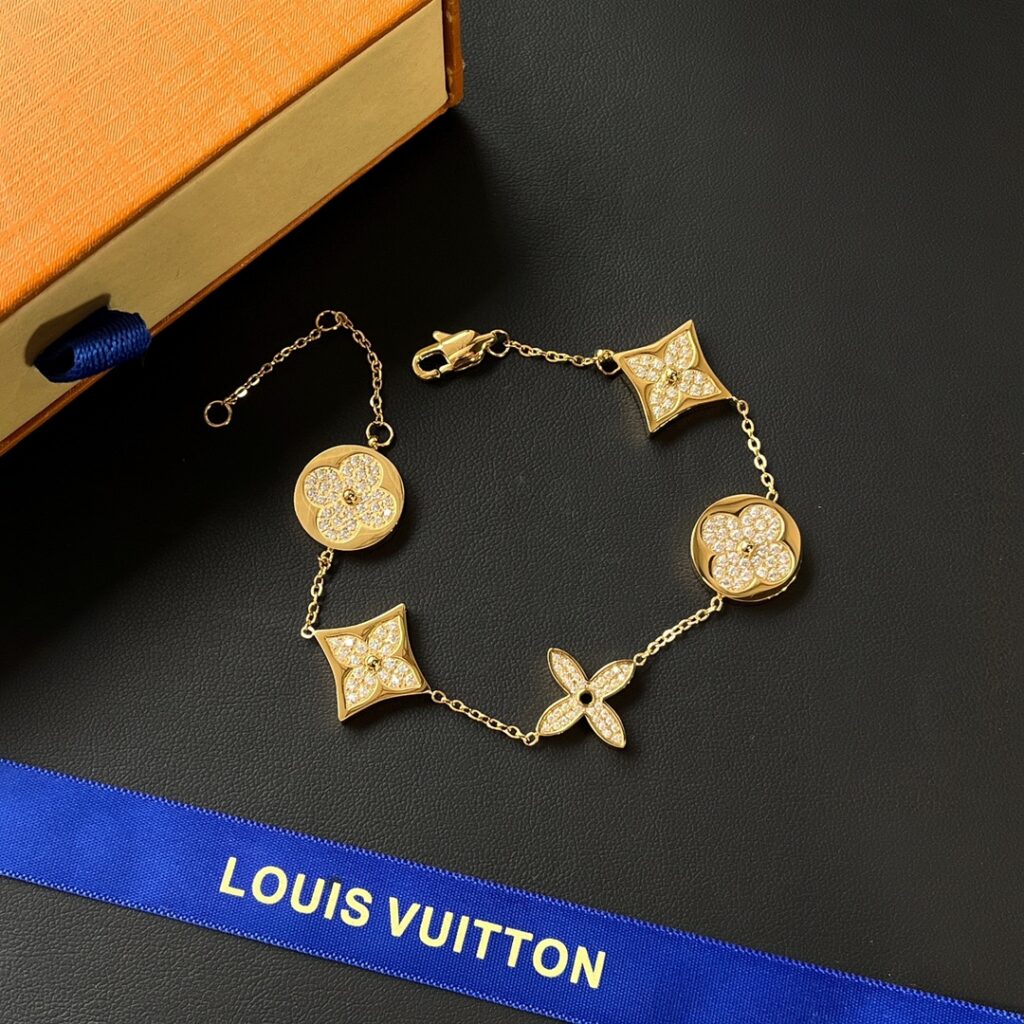 Designer L025 Necklace editorial product context 1