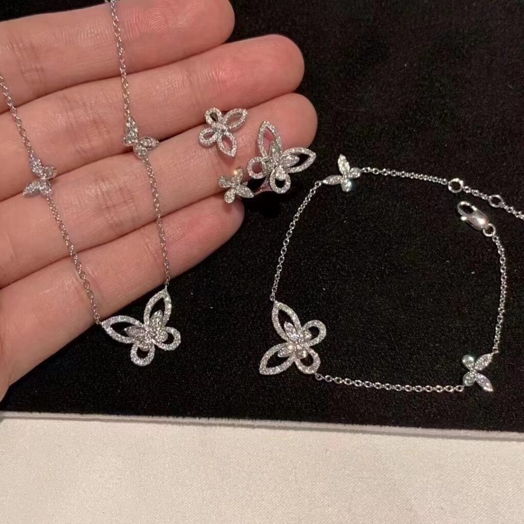 Louis Vuitton Monogram Idylle Blossom Jewelry Set White Necklace editorial product context 1