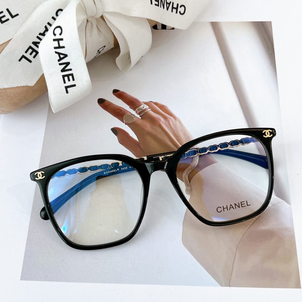 Designer Mq Bag editorial product context 3