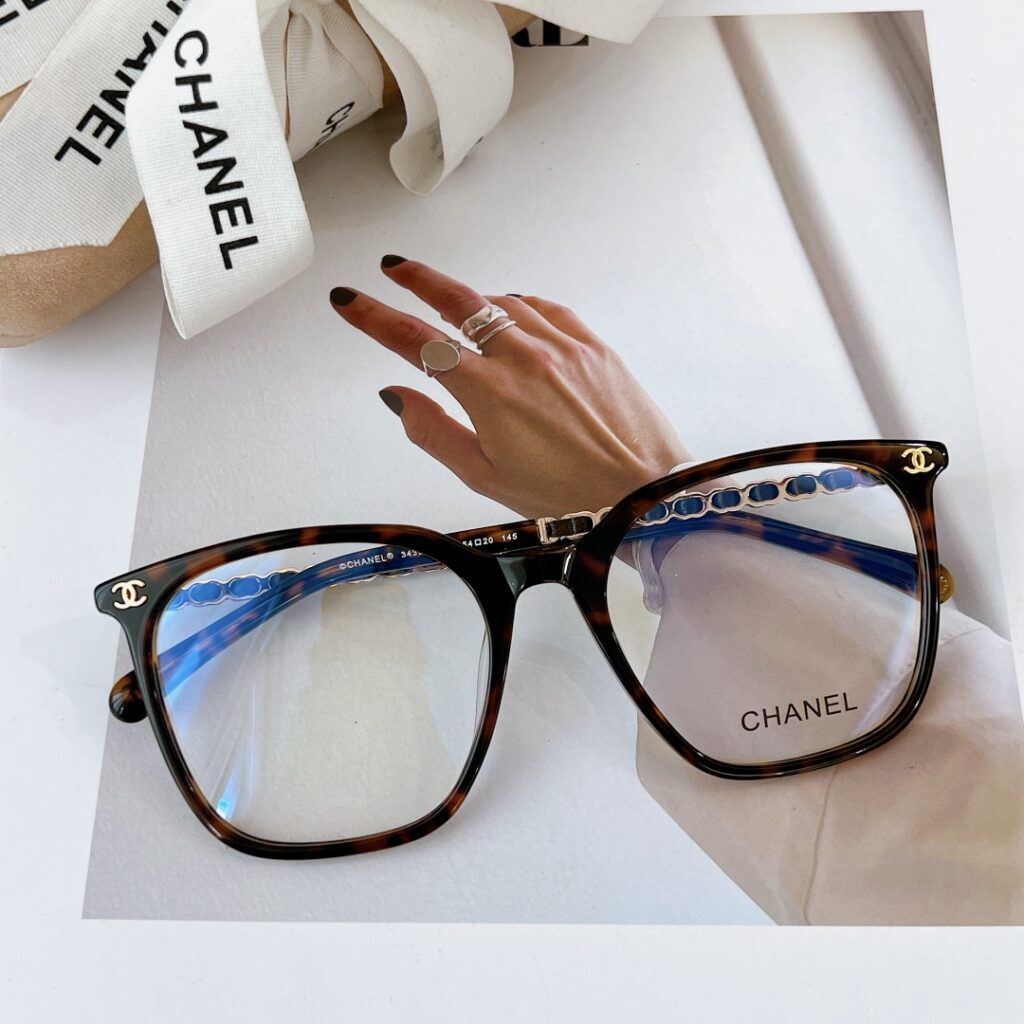 Designer Mq Bag editorial product context 2