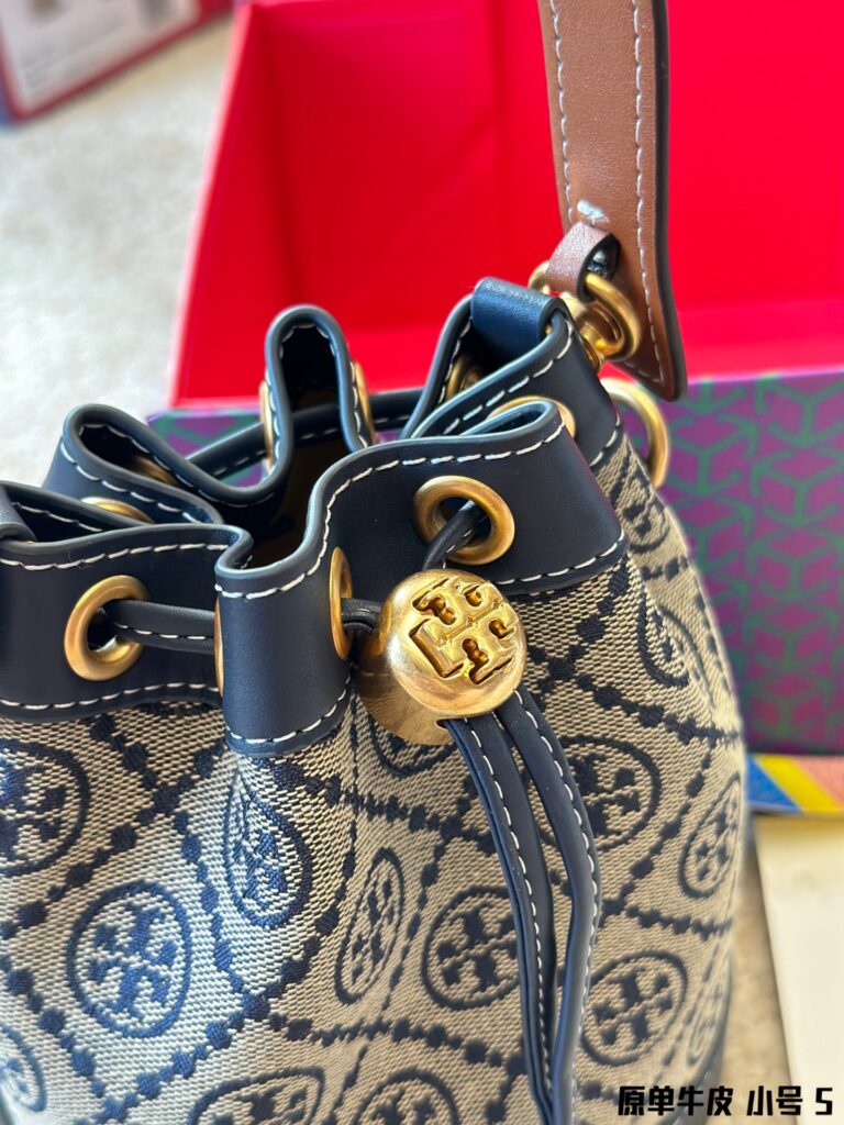 Designer Logo 15 Small Leather Crossbody Bag 18 cm editorial product context 3