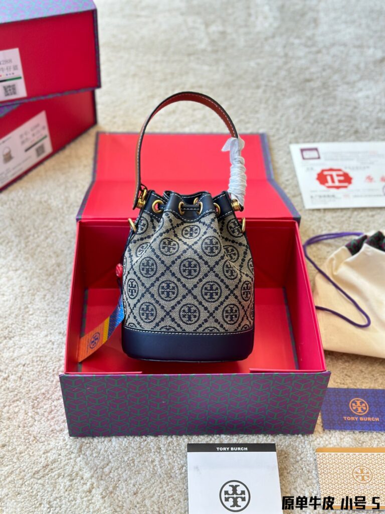 Designer Logo 15 Small Leather Crossbody Bag 18 cm editorial product context 2
