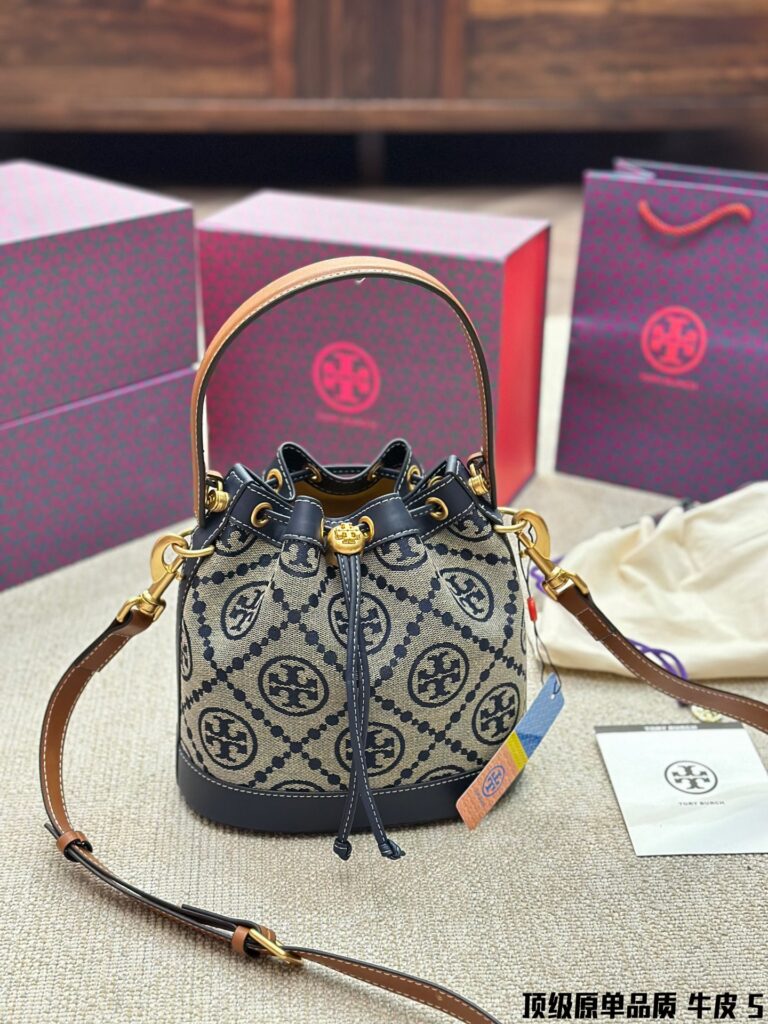 Designer Logo 21 Large Leather Crossbody Bag 22 cm editorial product context 3