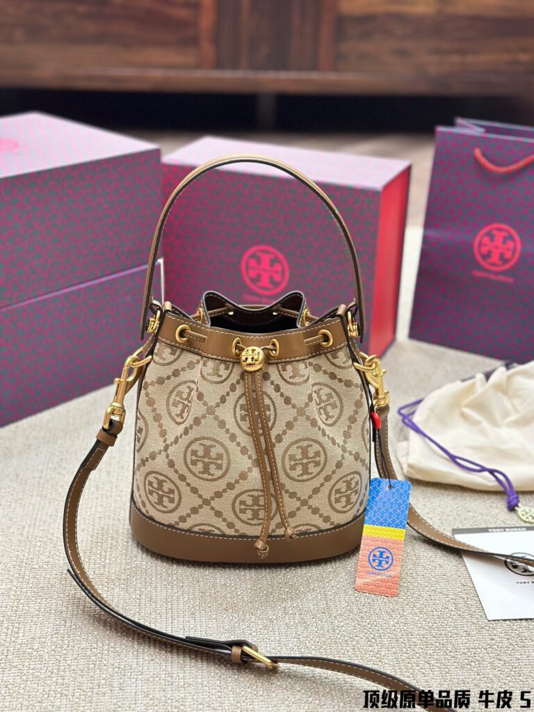 Designer Logo 21 Large Leather Crossbody Bag 22 cm editorial product context 1