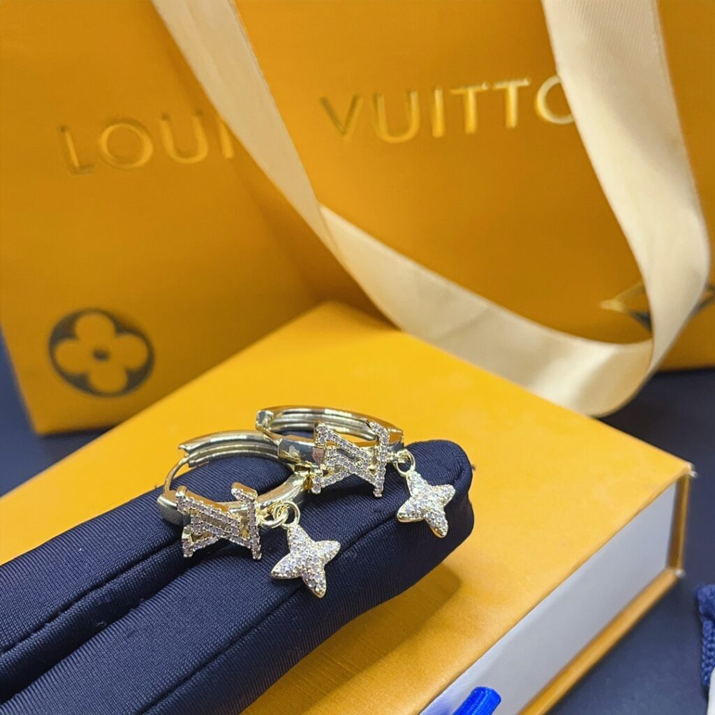 Designer Ring editorial product context 3