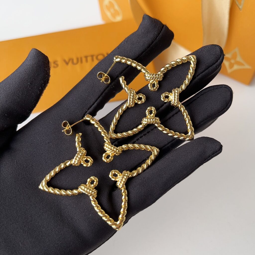Designer Ring editorial product context 3