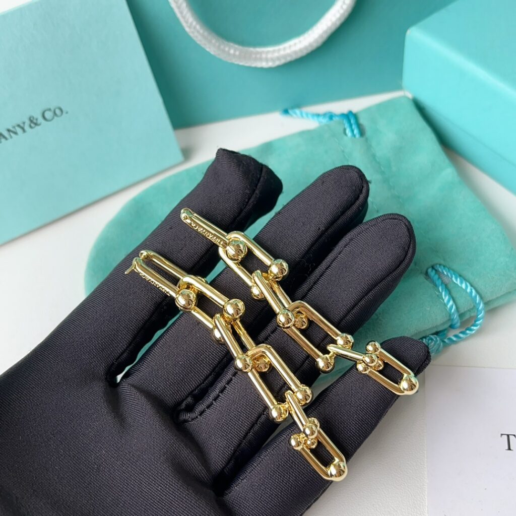 Designer Ring editorial product context 3