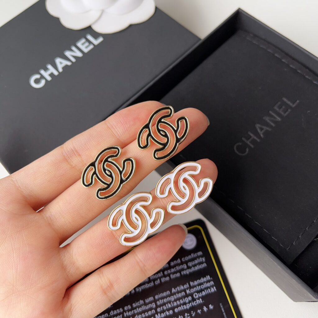 Designer Ring editorial product context 2