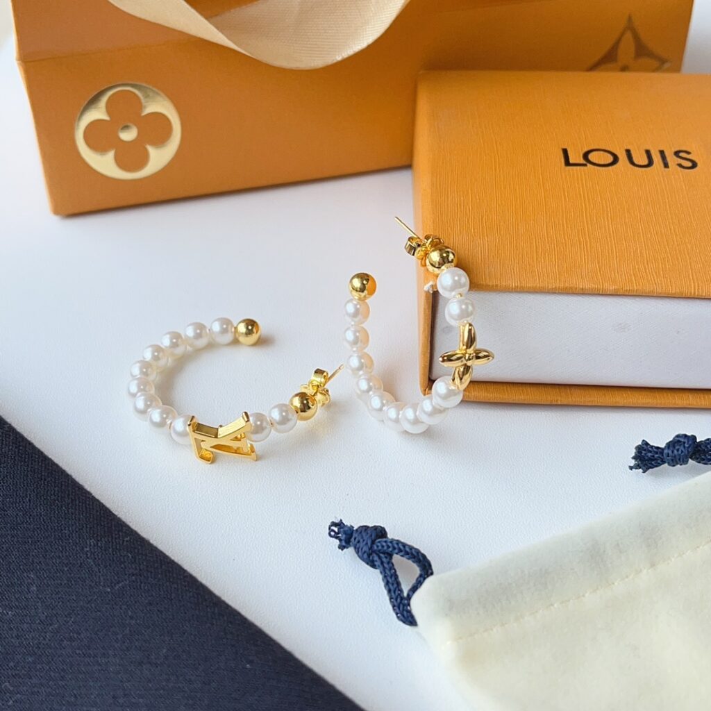 Designer Ring editorial product context 2