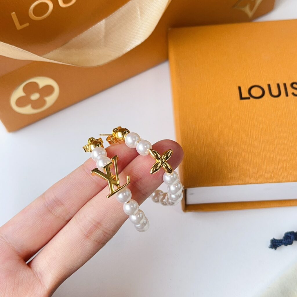 Designer Ring editorial product context 1