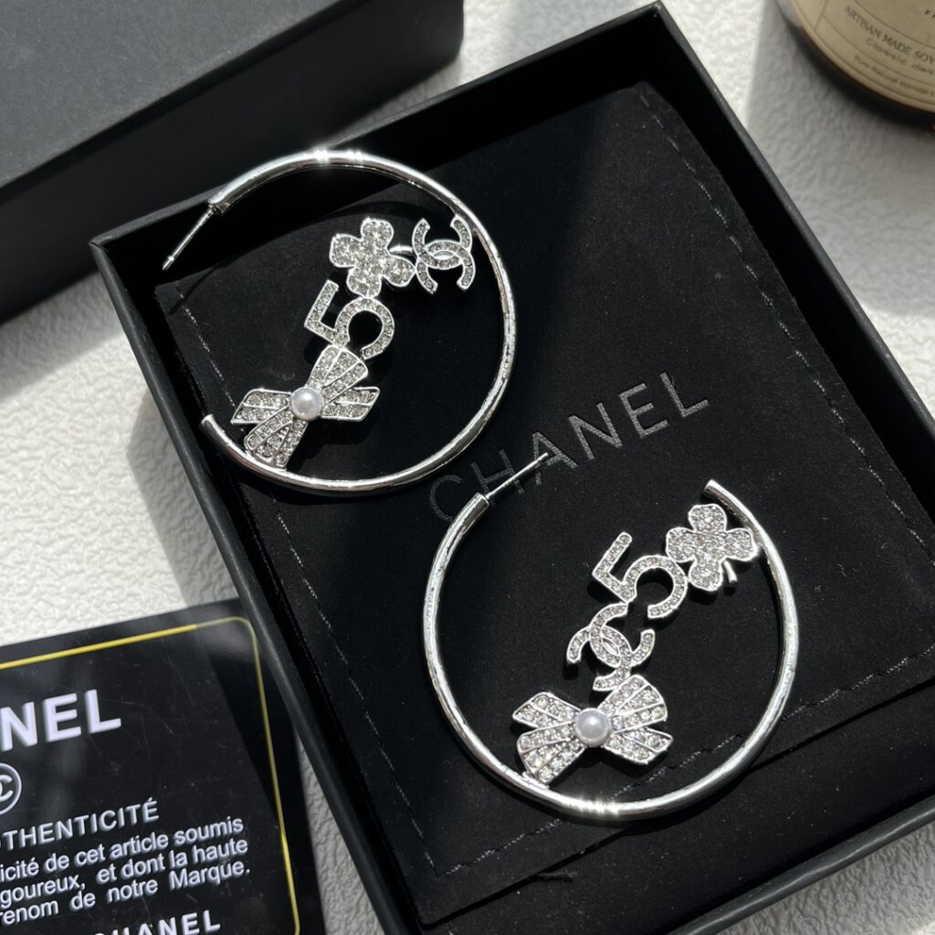 Designer Ring editorial product context 3