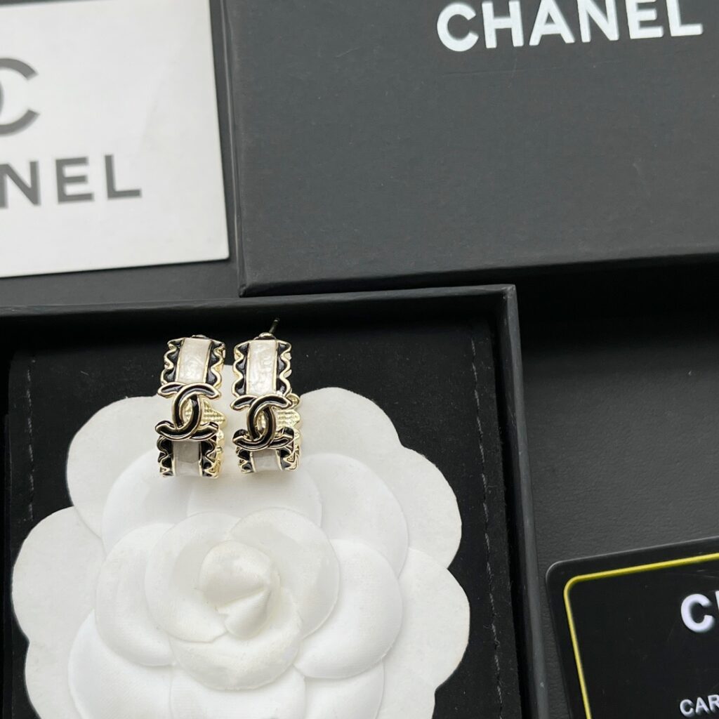 Designer Ring editorial product context 3