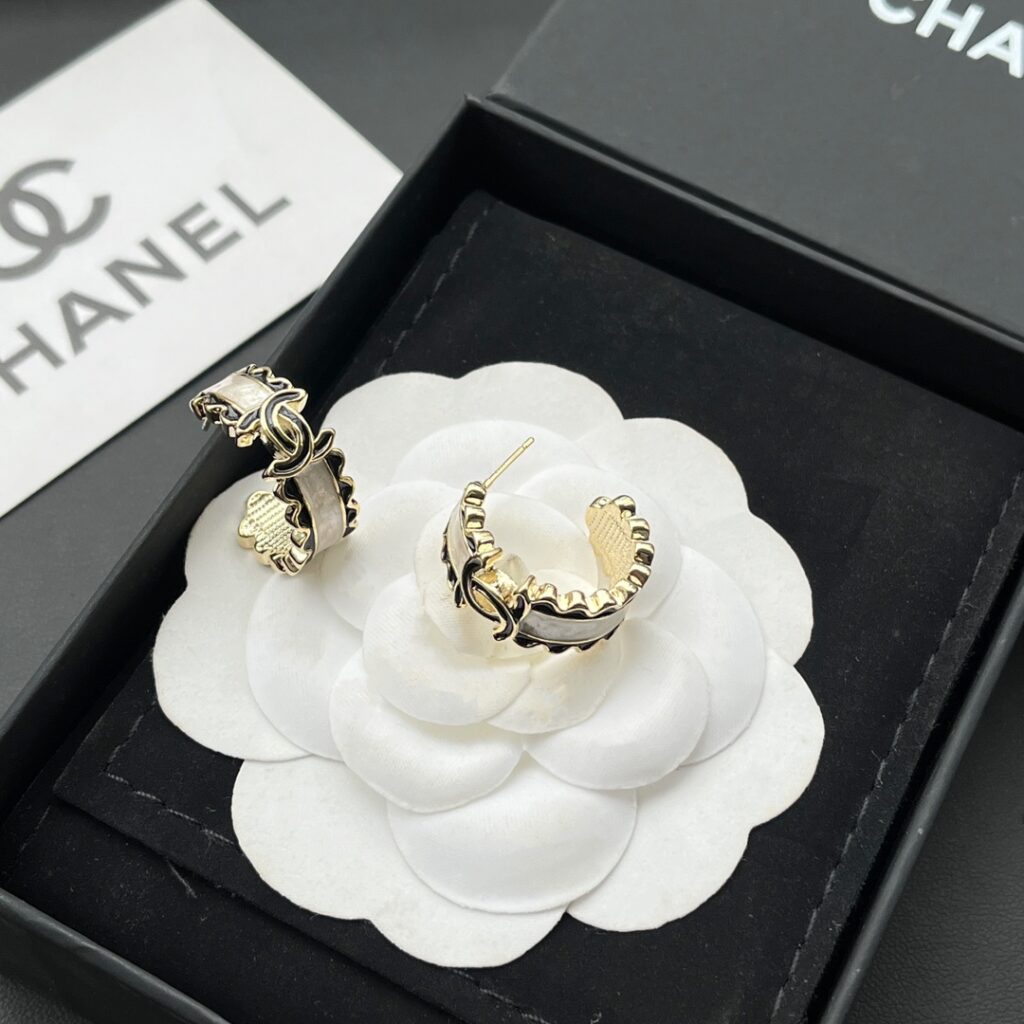 Designer Ring editorial product context 2