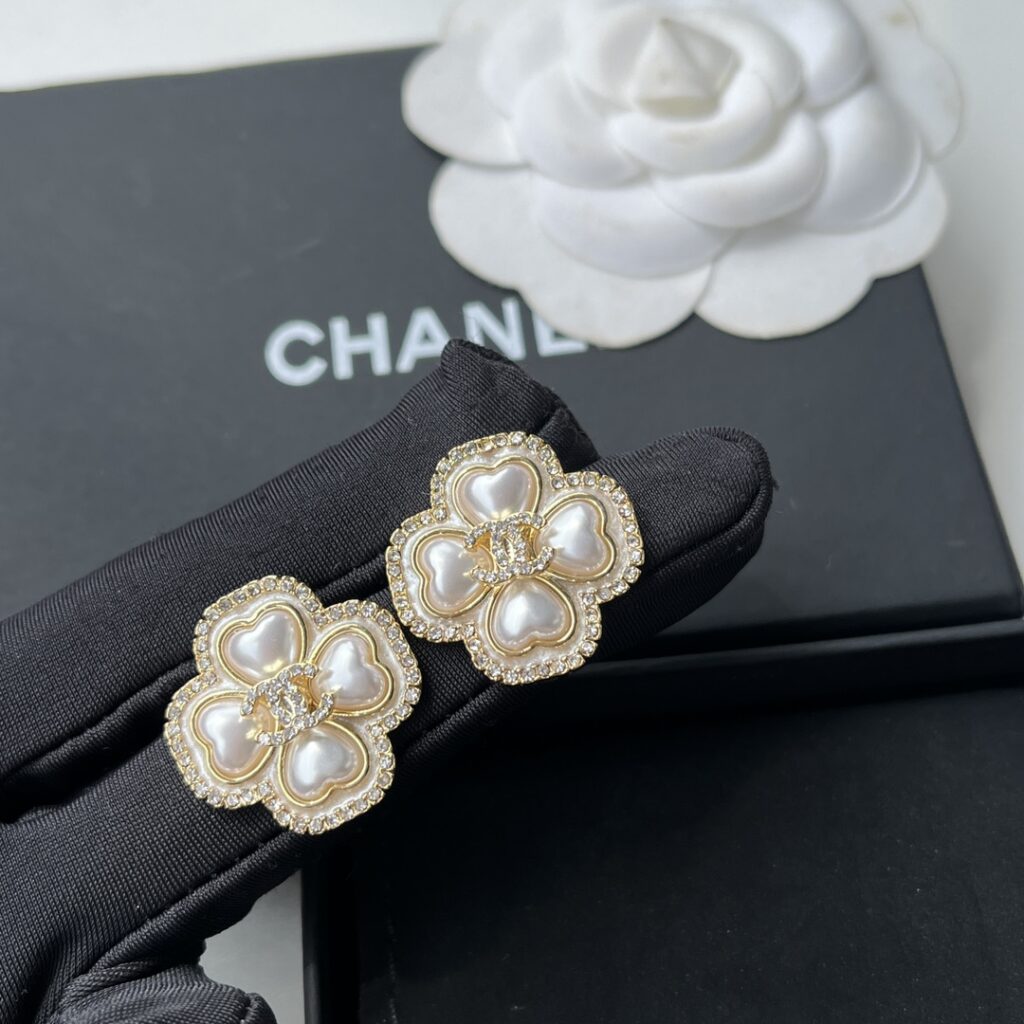 Designer Ring editorial product context 2