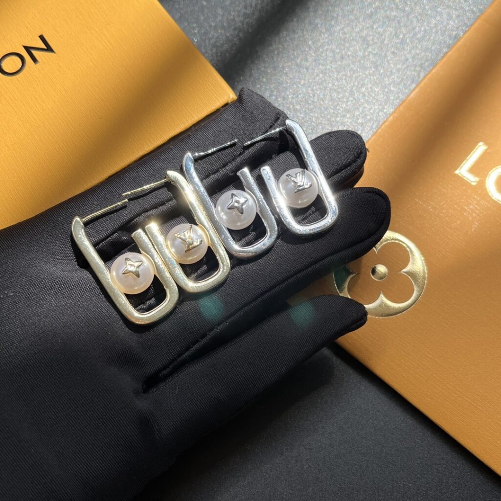 Designer Ring editorial product context 2