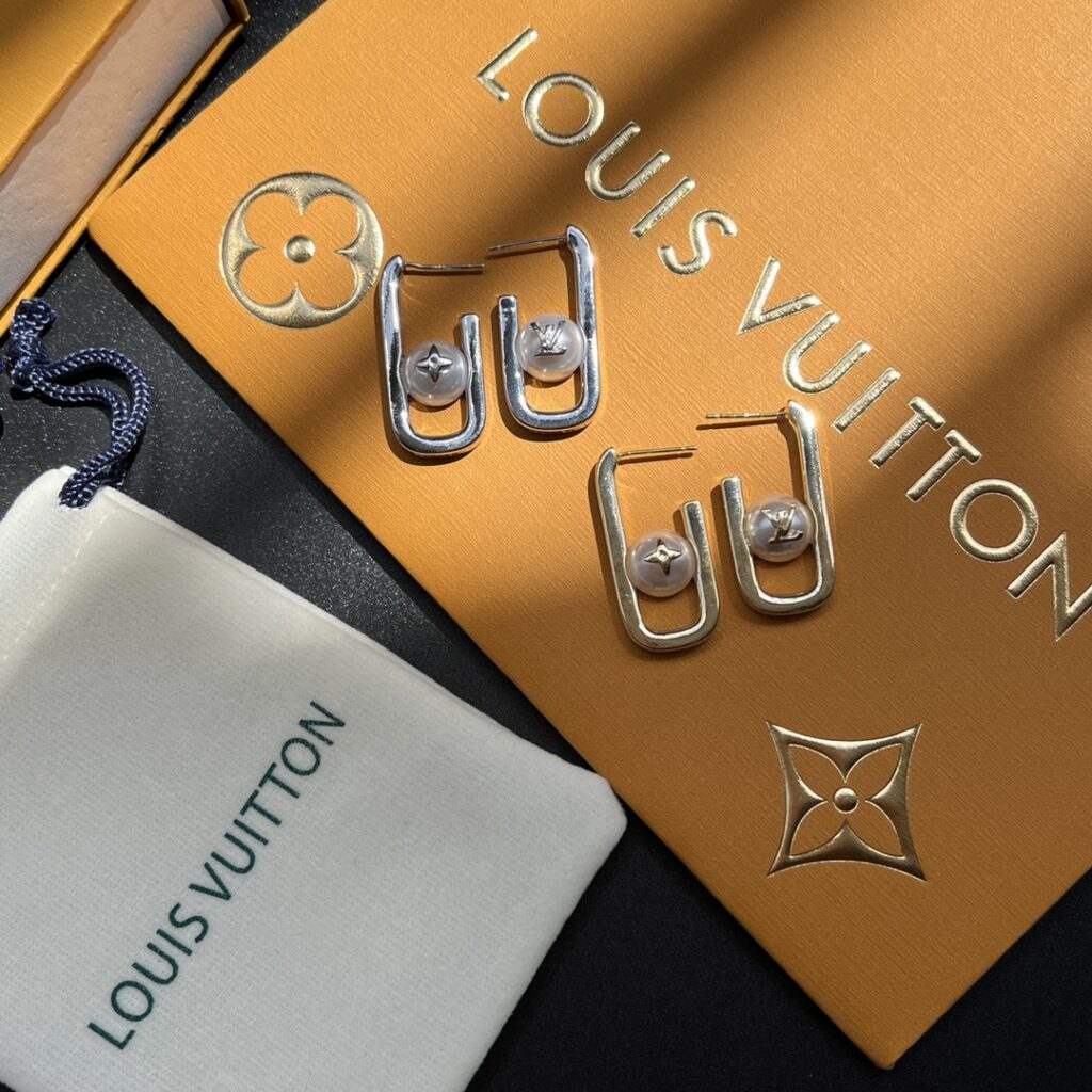 Designer Ring editorial product context 3