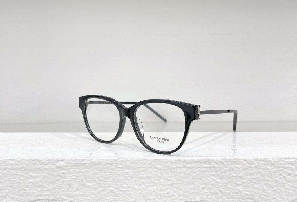 Designer N04H Bag editorial product context 2