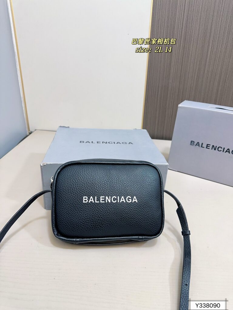Balenciaga 90 21 14 Bag editorial product context 1