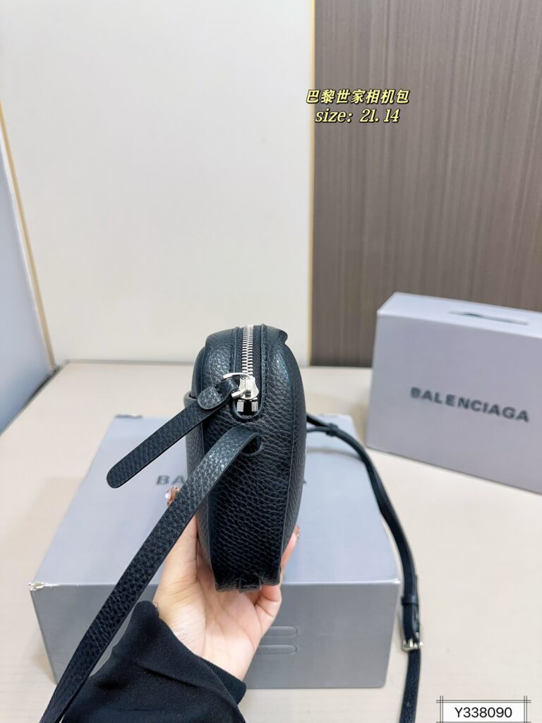 Balenciaga 90 21 14 Bag editorial product context 3