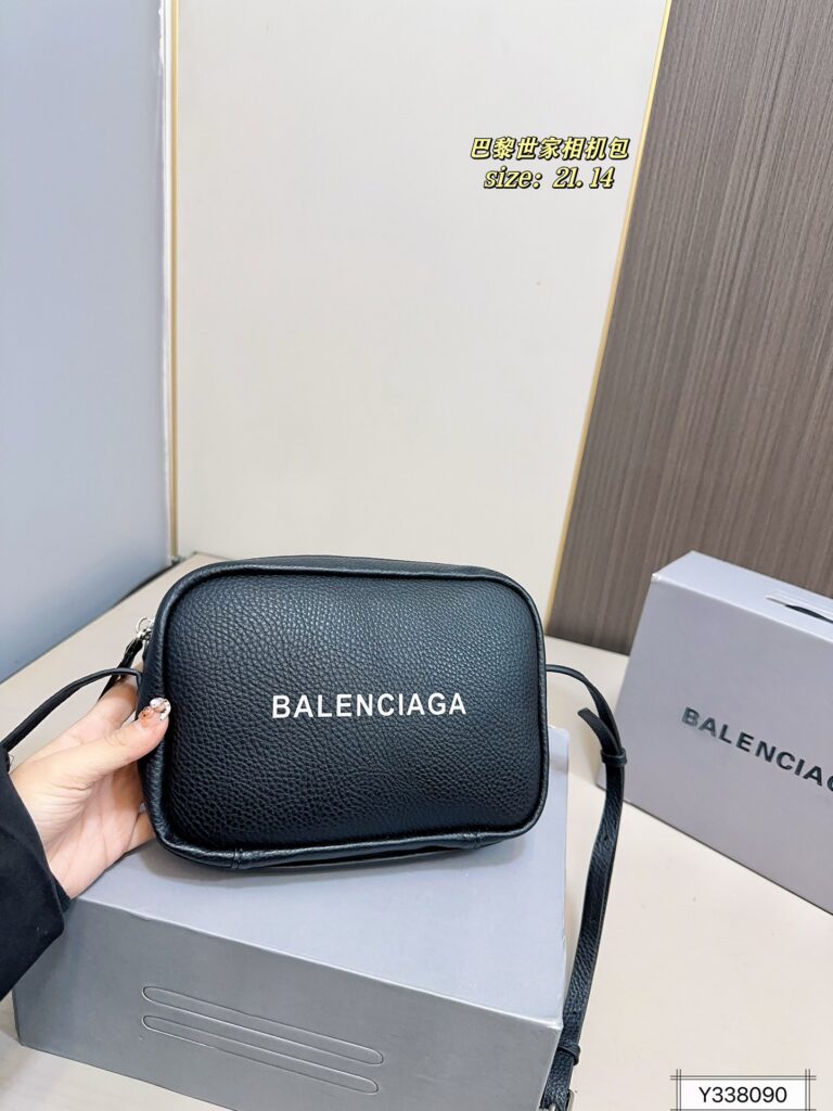 Balenciaga 90 21 14 Bag editorial product context 2