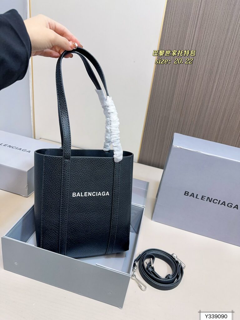 Balenciaga 100 20 22 Tote Bag editorial product context 1