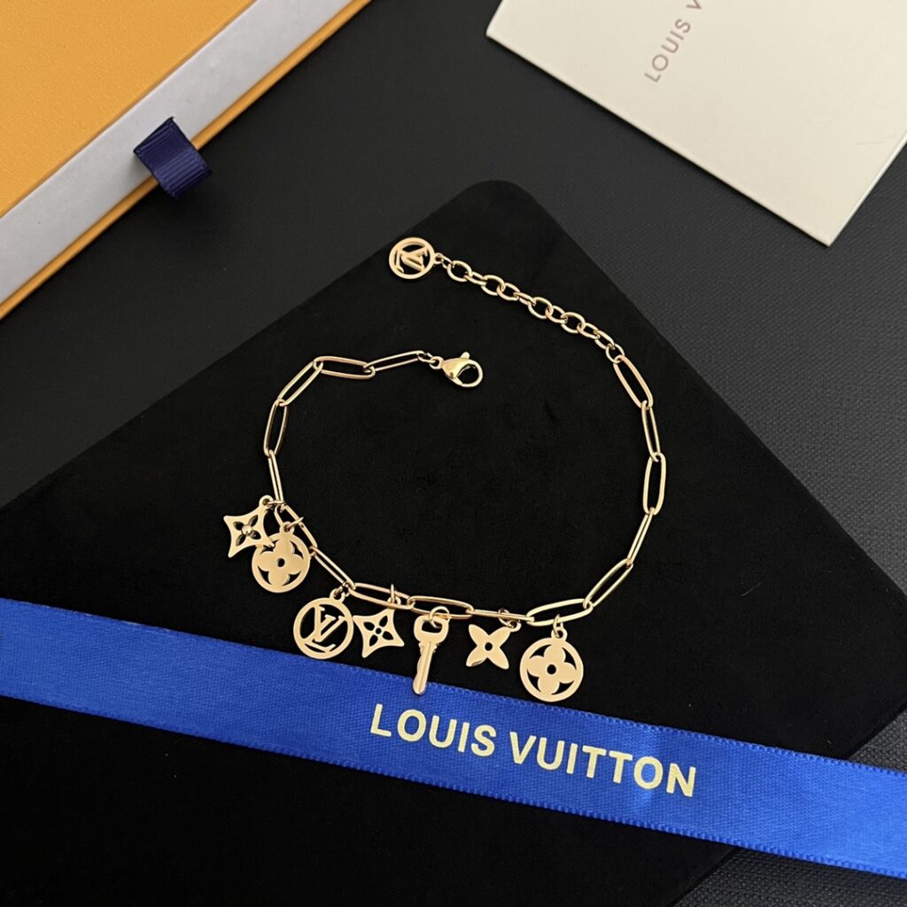 Designer L162 Necklace editorial product context 1