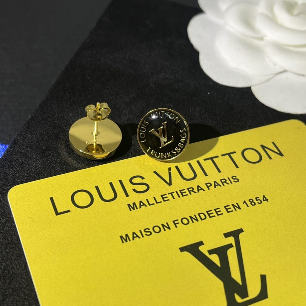 Designer Ring editorial product context 3