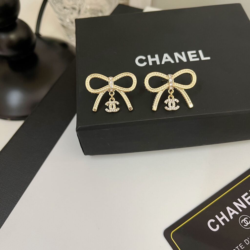Designer Ring editorial product context 3