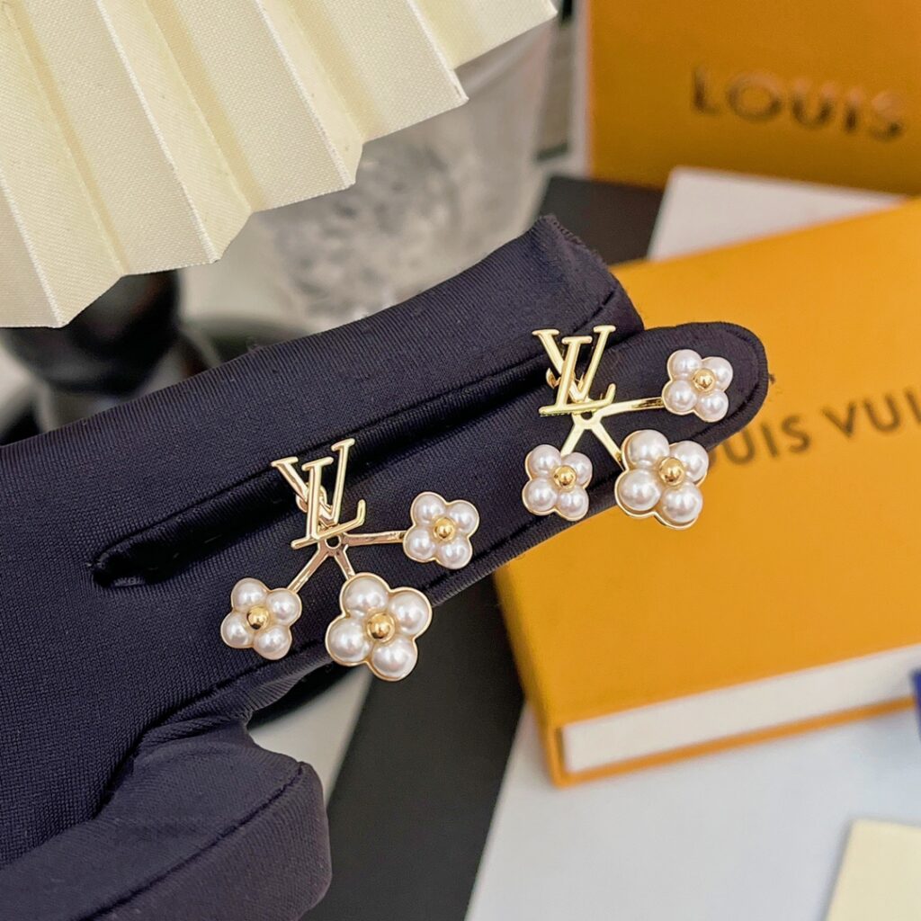 Designer Ring editorial product context 2