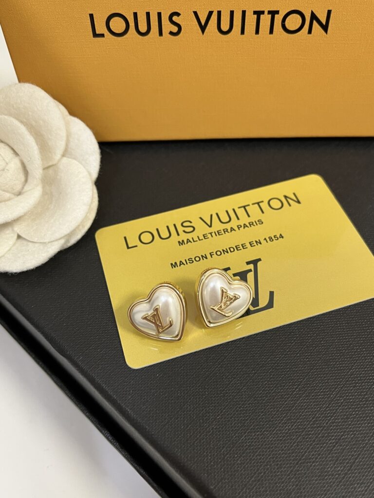 Designer Ring editorial product context 2