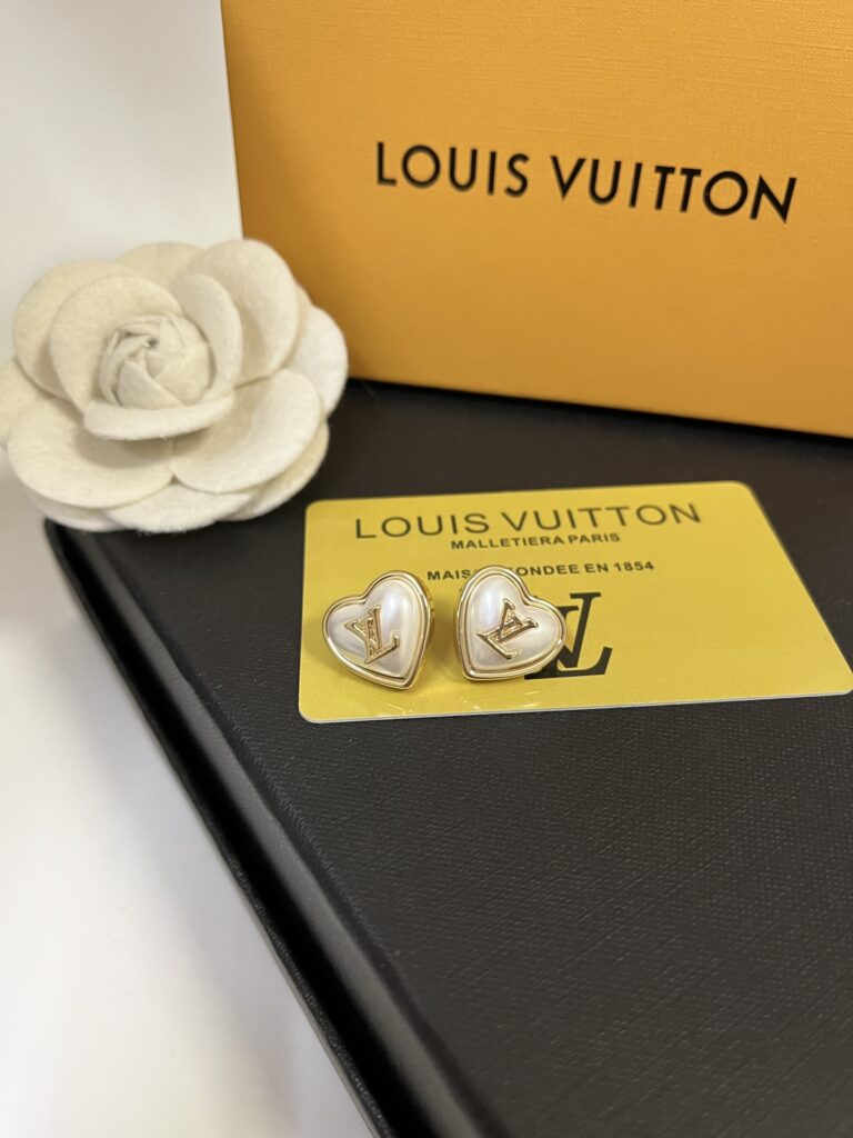Designer Ring editorial product context 1