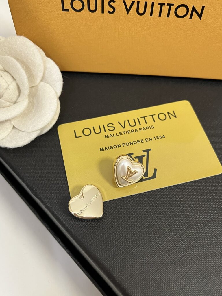 Designer Ring editorial product context 3