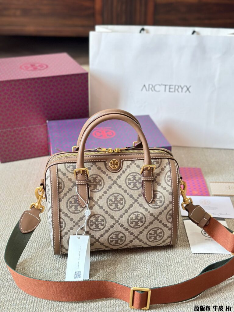 Designer Monogram 26 Small Leather Bag 19 cm editorial product context 2