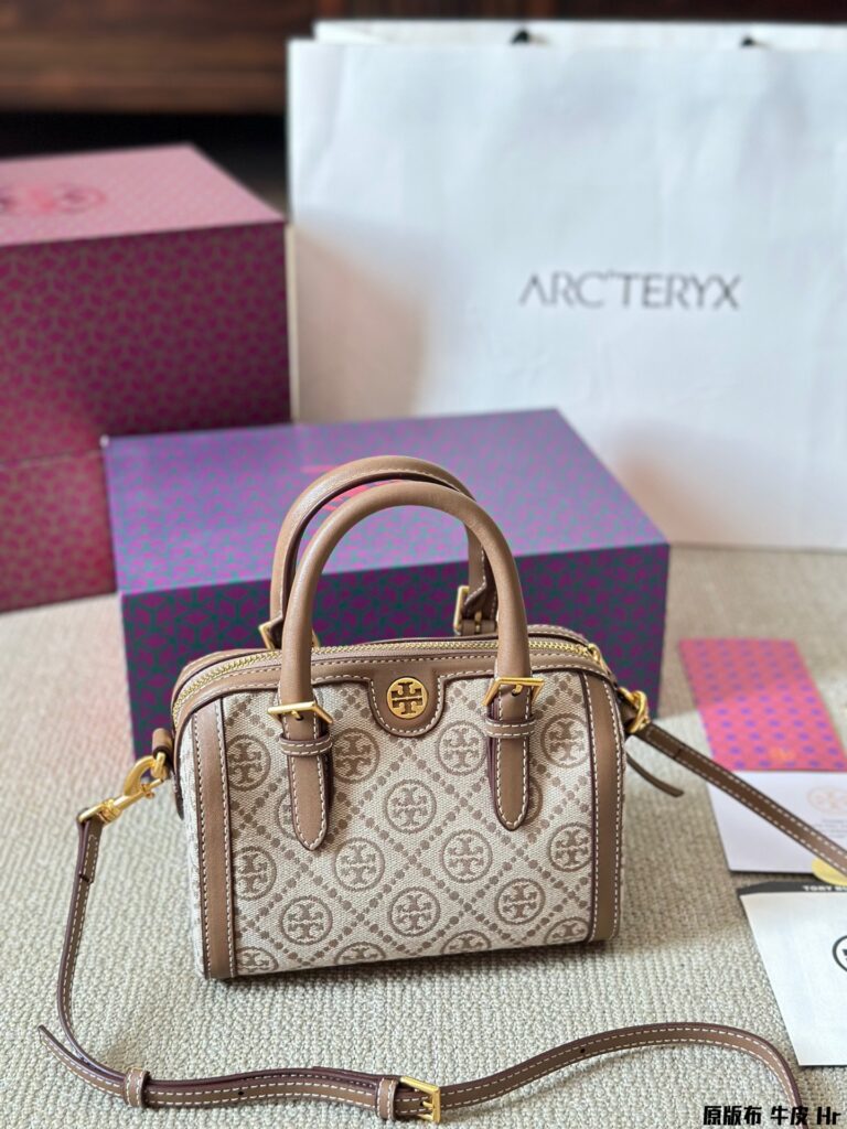 Designer Monogram 26 Small Leather Bag 19 cm editorial product context 3