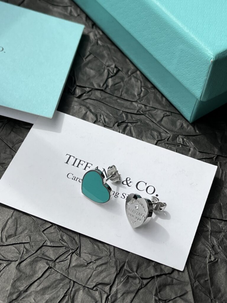 Designer Ring editorial product context 3