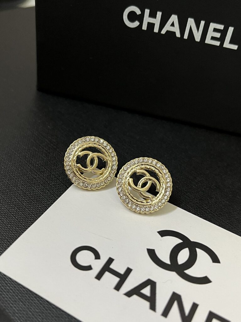Designer Ring editorial product context 1