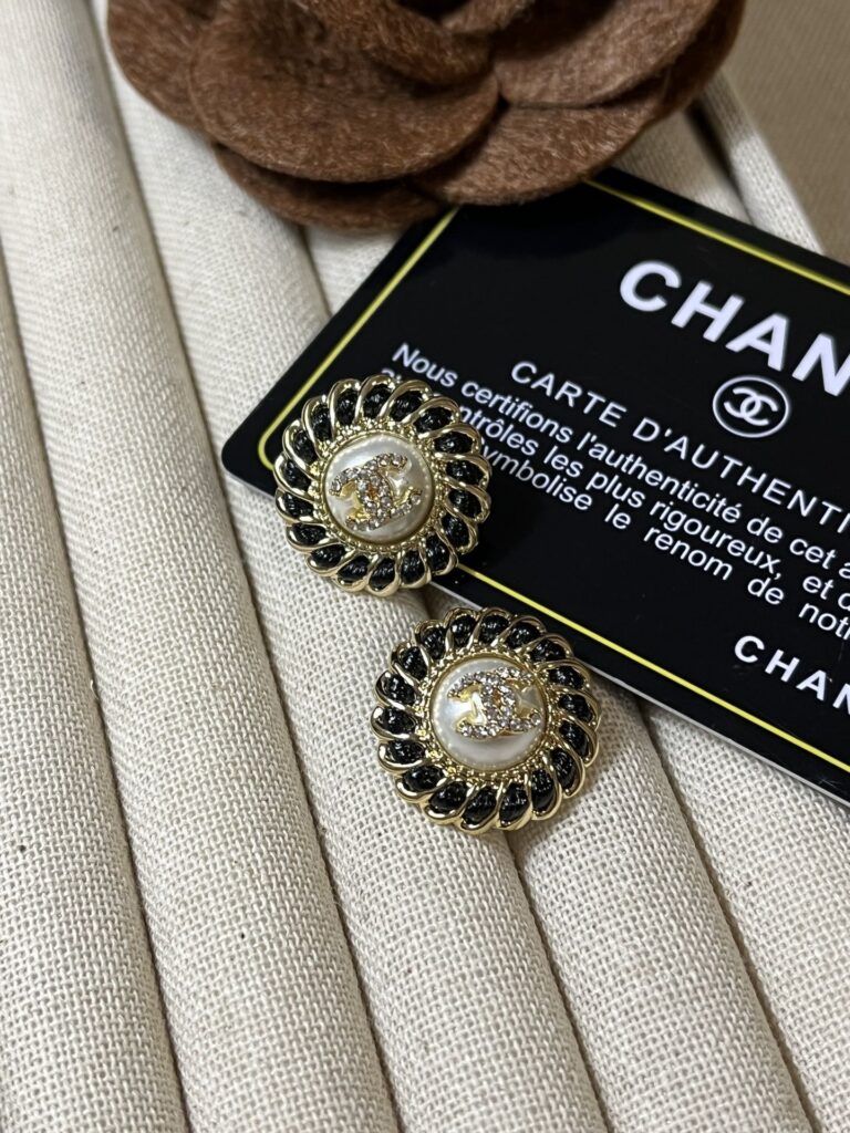 Designer Ring editorial product context 2