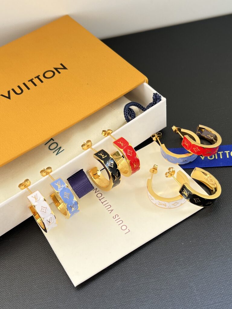 Designer Ring editorial product context 3