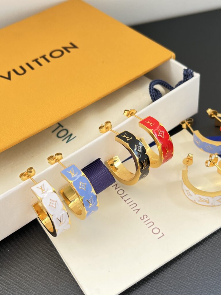 Designer Ring editorial product context 2