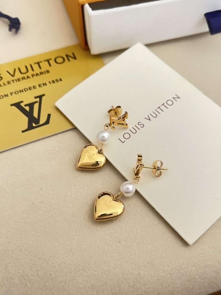 Designer Ring editorial product context 1