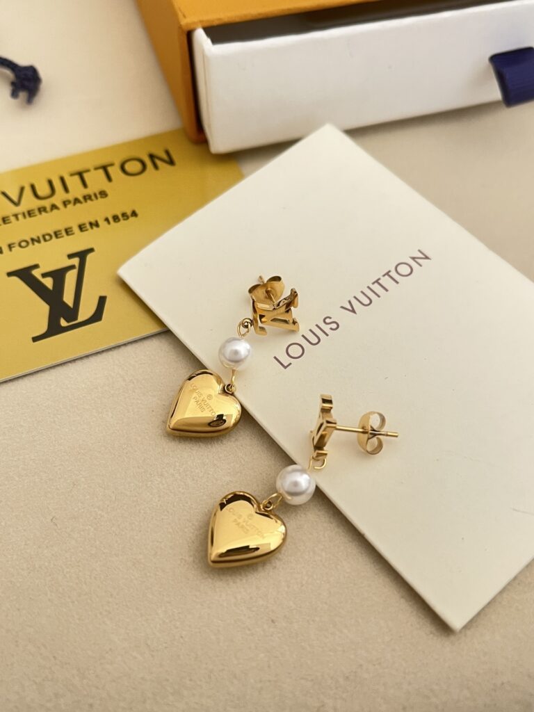 Designer Ring editorial product context 2