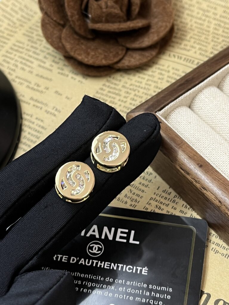 Designer Ring editorial product context 2